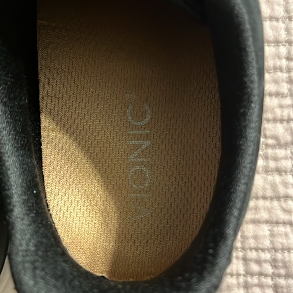Vionic black tennis shoe Rechelle. Black. 8.5. Dark grey logo - Picture 5 of 9